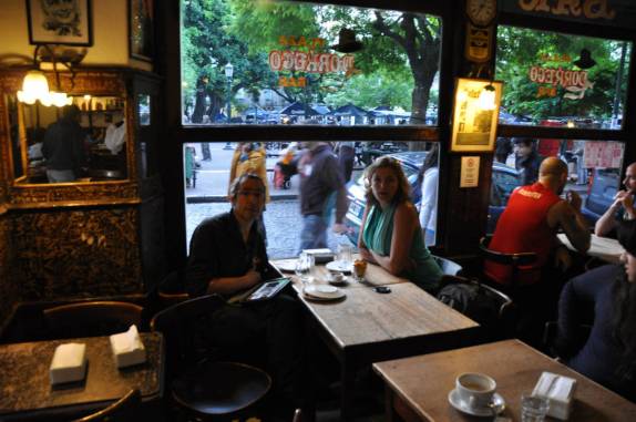 Voltando ao mesmo bar e mesmo chopp de 6 anos atrás, na PLaza Dorrego, coração de San Telmo, Buenos Aires, na Argentina